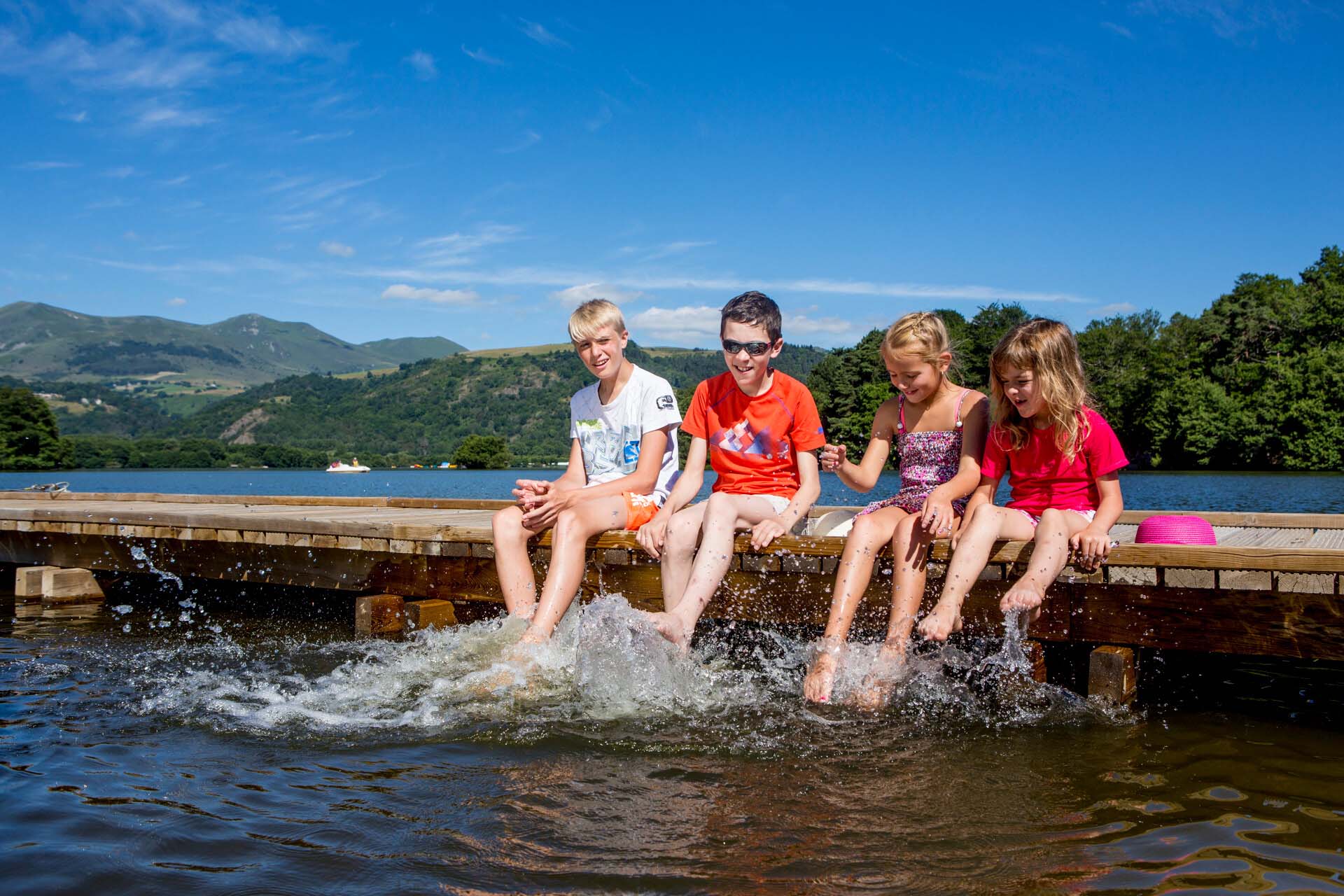 Des vacances en famille les pieds dans l'eau dans le Sancy